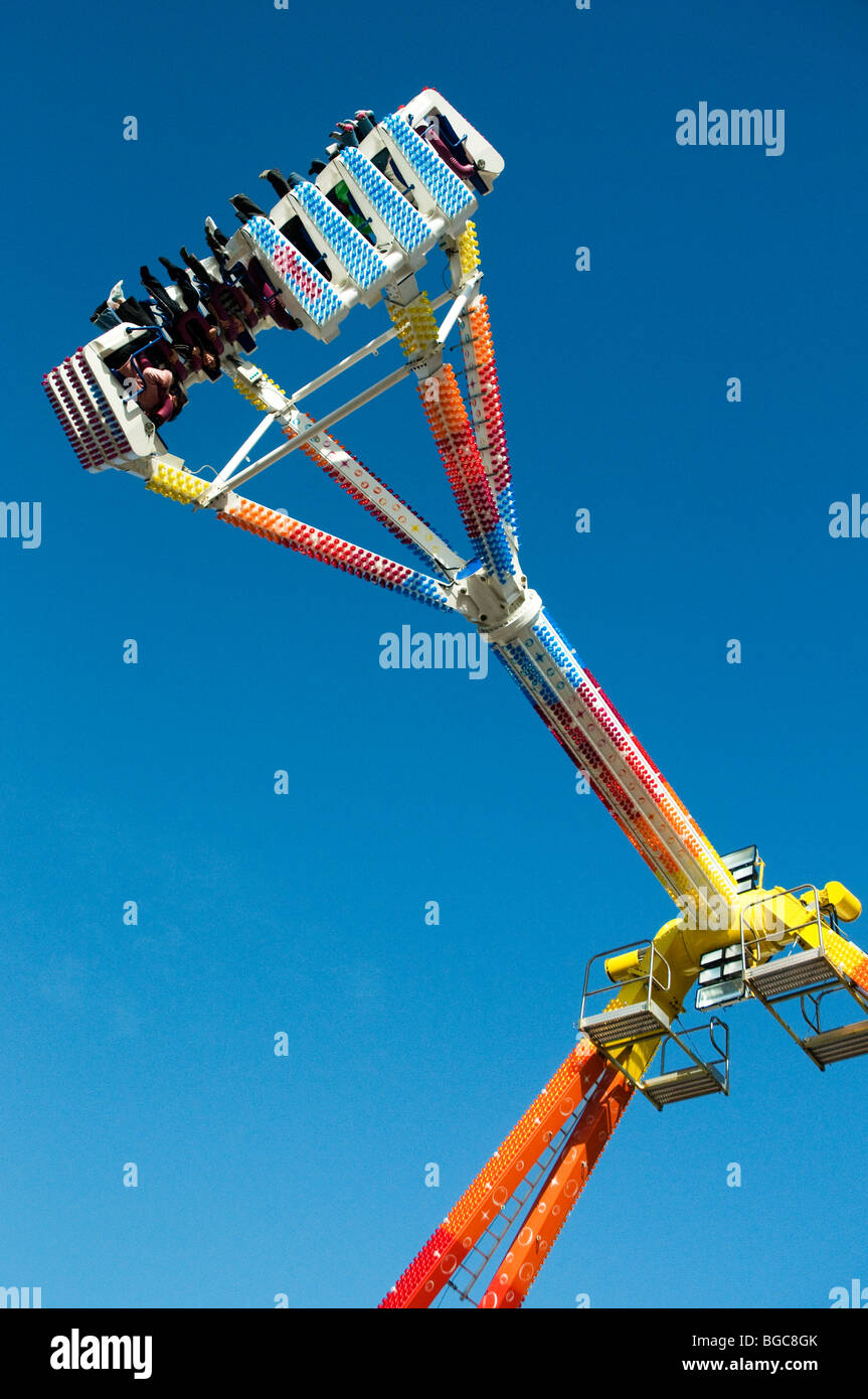 Freak Out fairground ride alla sommità del pendolo , contro il cielo blu , Tavistock Fiera d'oca , Devon , Inghilterra Foto Stock