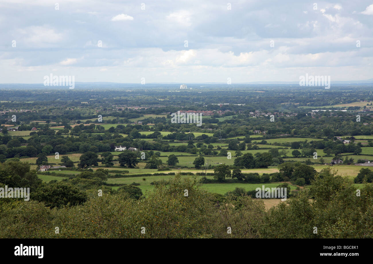Una vista panoramica sopra la pianura del Cheshire da falciare Cop Staffordshire mostra Jodrell Bank Radio Telescope Foto Stock