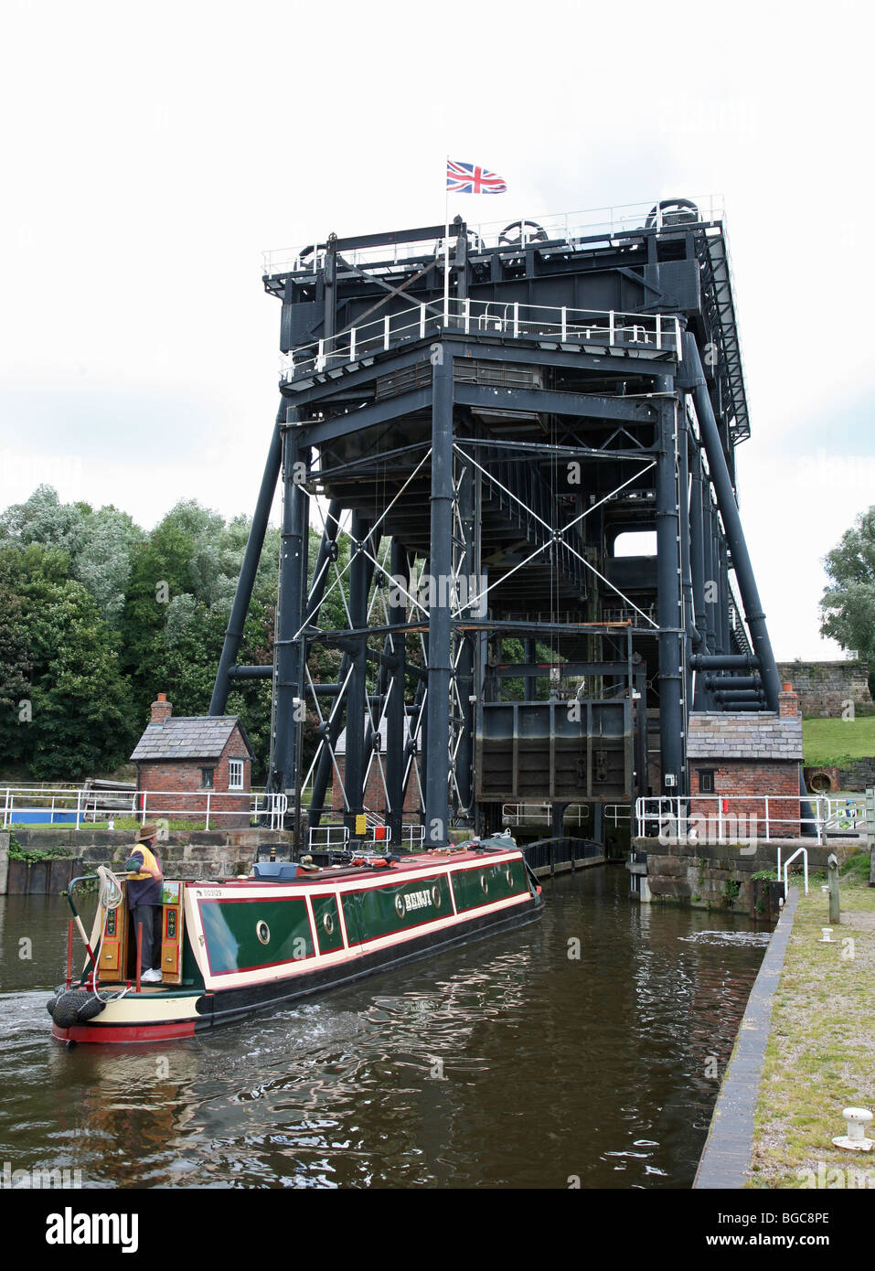 Una barca stretta immettendo la Radlett Boat Lift lasciando il fiume Weaver, Radlett, Cheshire, Inghilterra Foto Stock