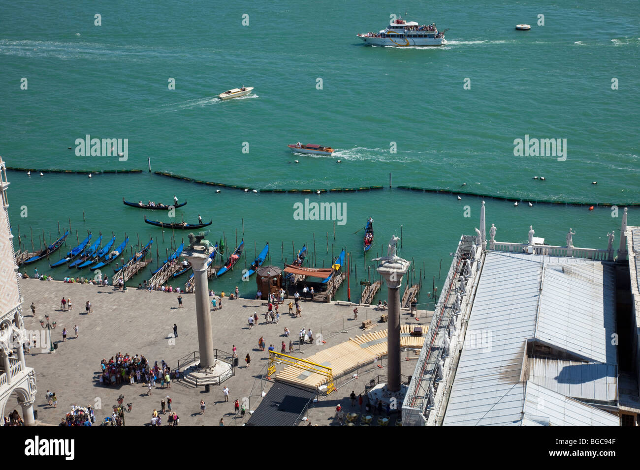 Una vista di Piazza San Marco dalla cima del Campanile a Venezia, Italia. Dotate di gondole, turisti, taxi d'acqua. Foto Stock