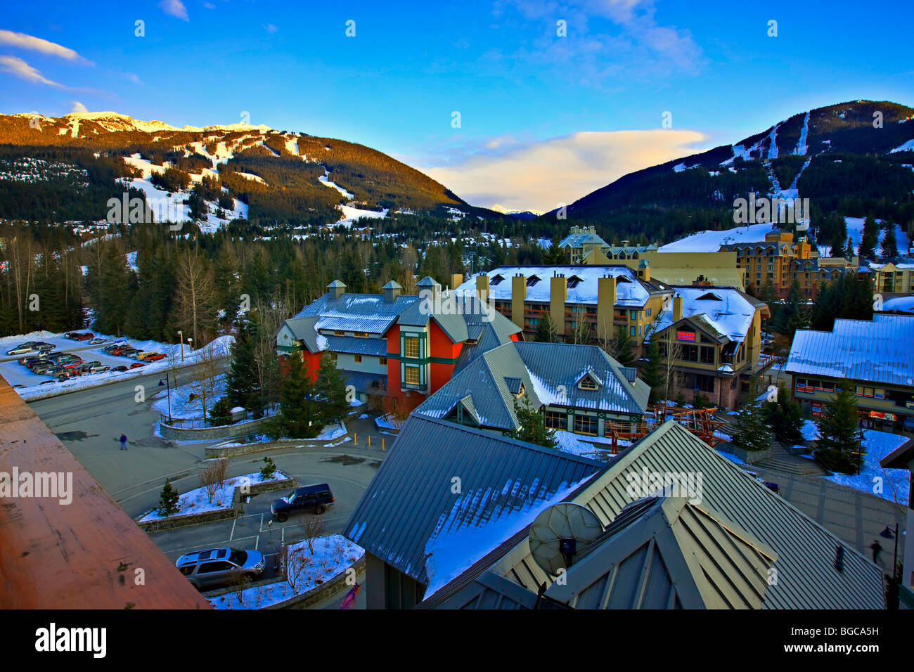 Blackcomb (2440 metri/8000 piedi) e montagne di Whistler (2182 metri/7160 piedi) visto dal Pan Pacific Hotel in Whistler Vil Foto Stock