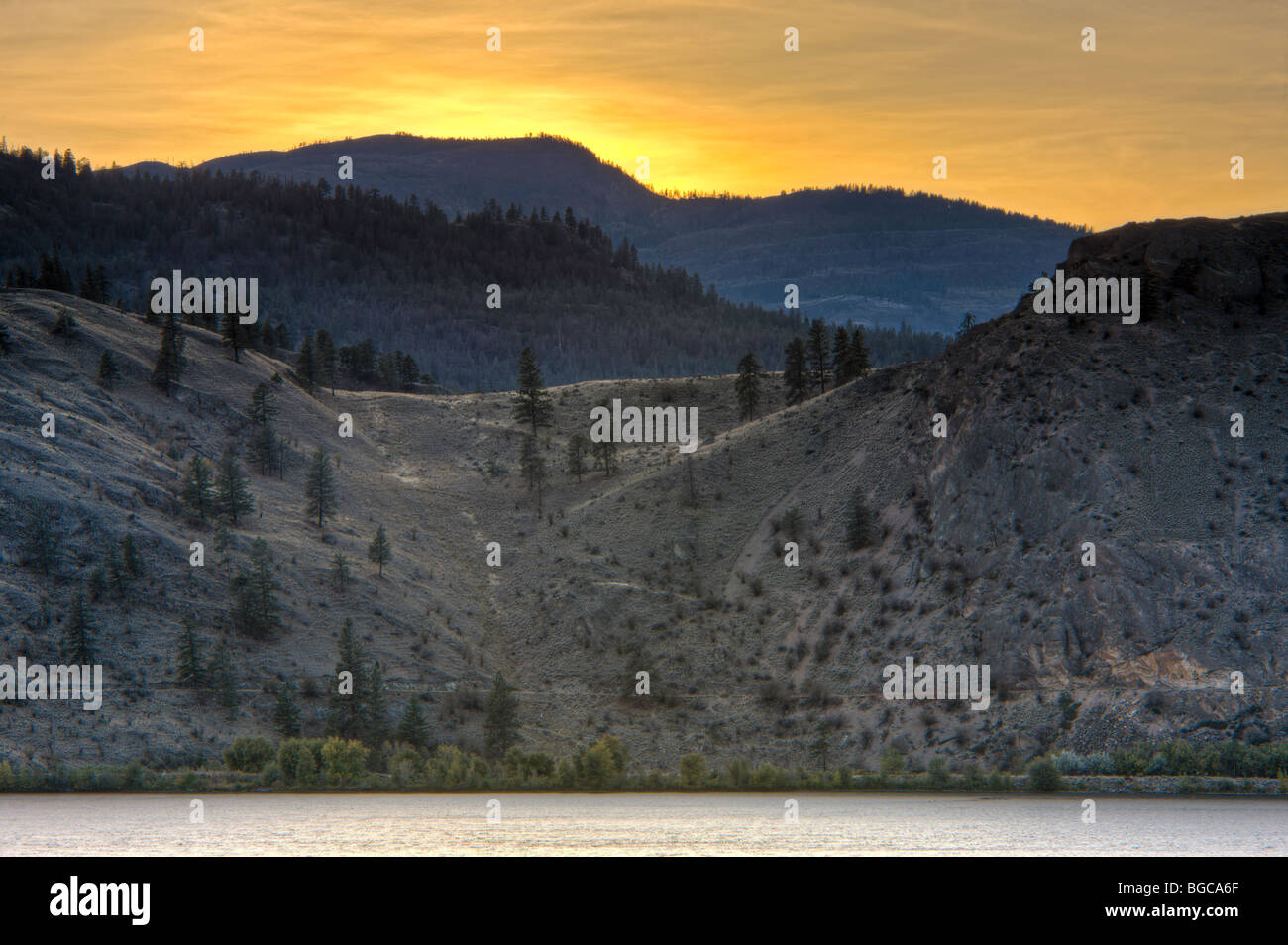 Tramonto dietro le colline accanto al Lago Skaha, Okanagan-Similkameen regione Okanagan, British Columbia, Canada. Foto Stock