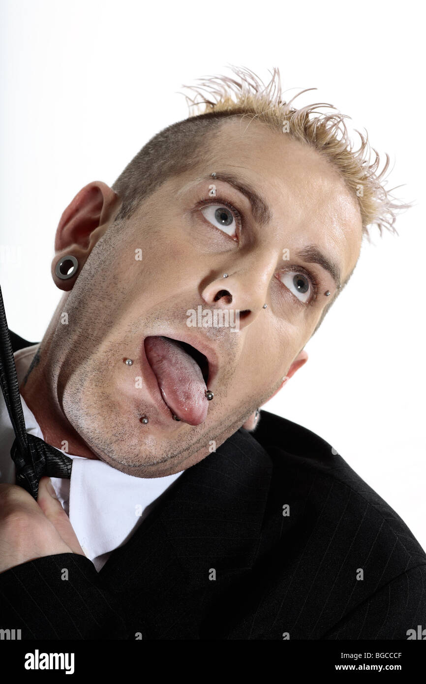 Studio shot di immagine isolato di uno strano imprenditore caucasico con piercing e tatuaggio Foto Stock
