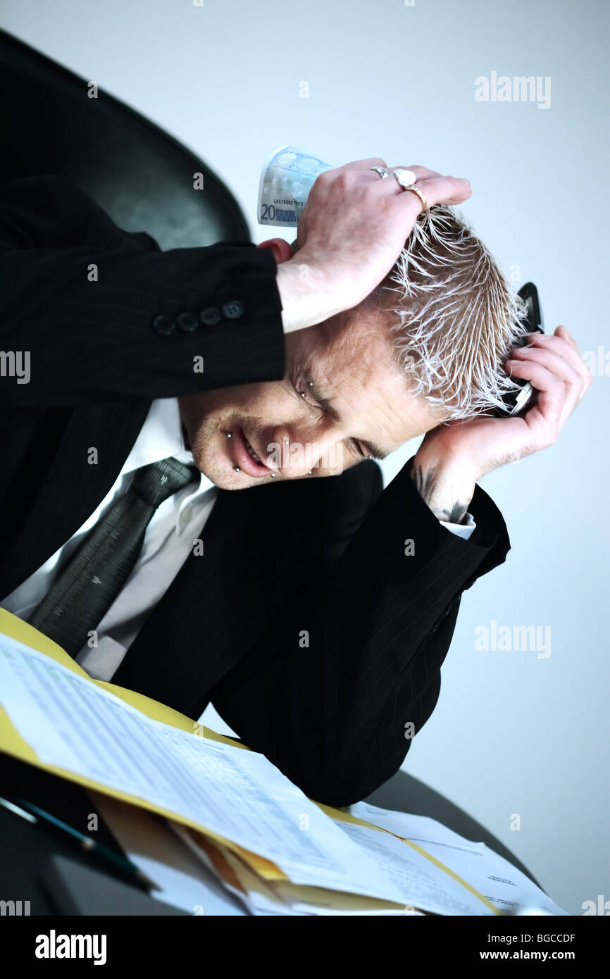 Studio shot di immagine isolato di uno strano imprenditore caucasico con piercing e tatuaggio Foto Stock