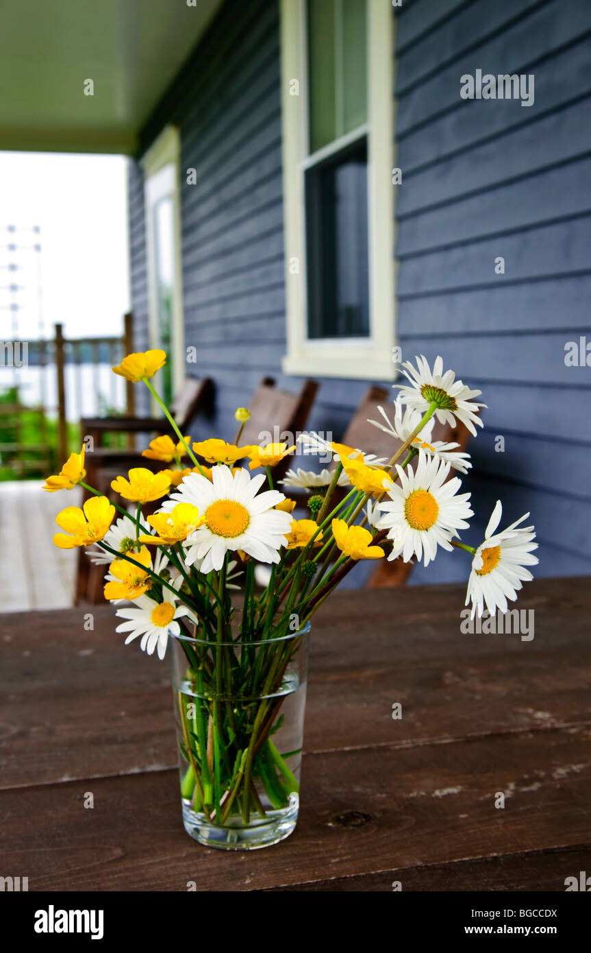 Bouquet di fiori di campo su un tavolo rustico al cottage di campagna Foto  stock - Alamy