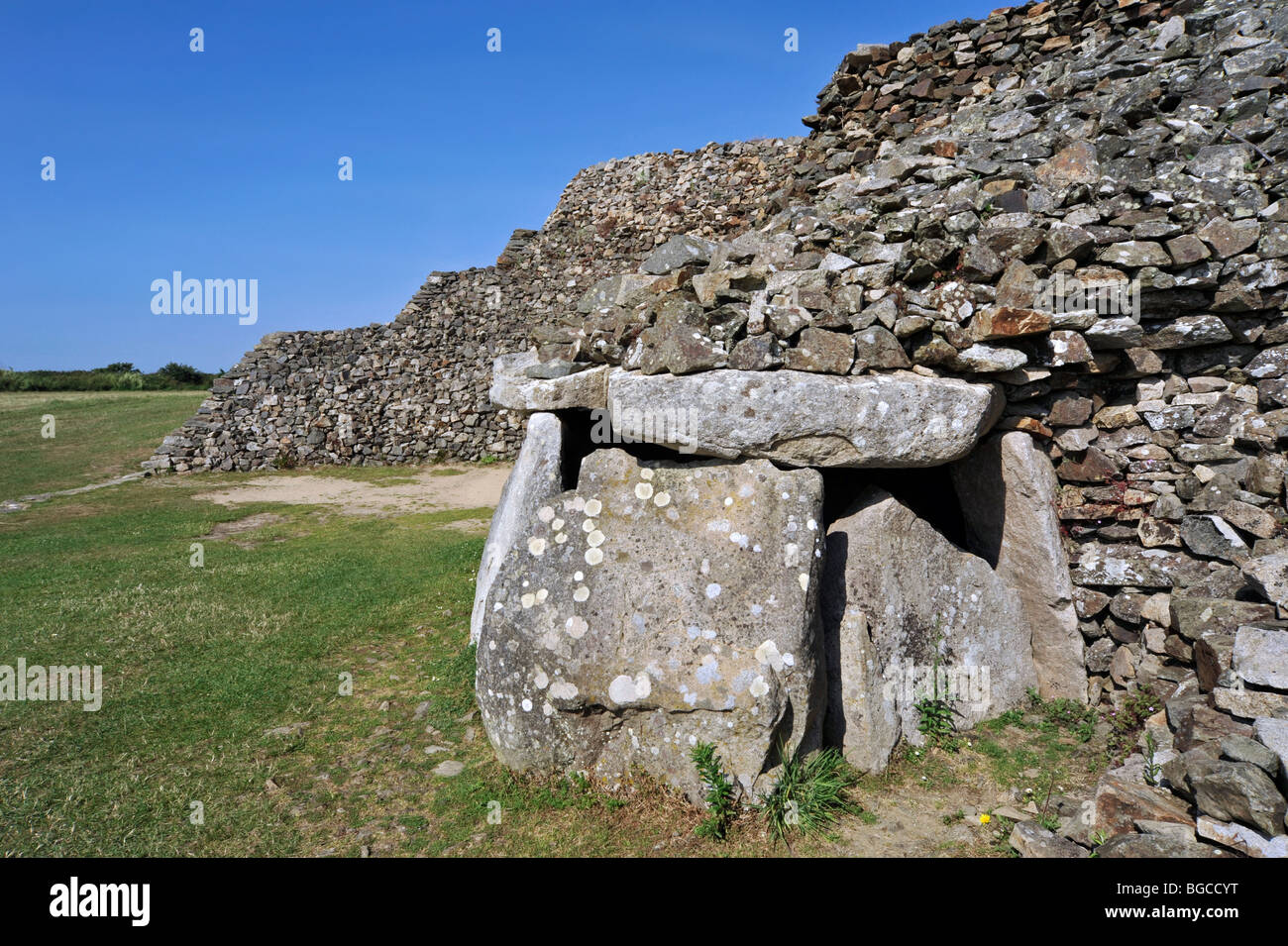 Cairn di Barnenez / Tumulo Barnenez / tumulo, un monumento neolitico vicino Plouezoc'h, Finistère Bretagna, Francia Foto Stock