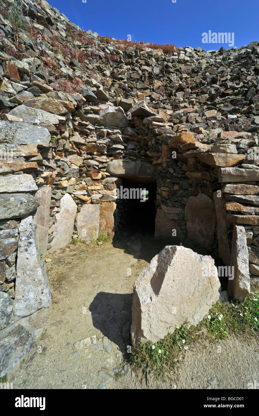 Cairn di Barnenez / Tumulo Barnenez / tumulo, un monumento neolitico vicino Plouezoc'h, Finistère Bretagna, Francia Foto Stock