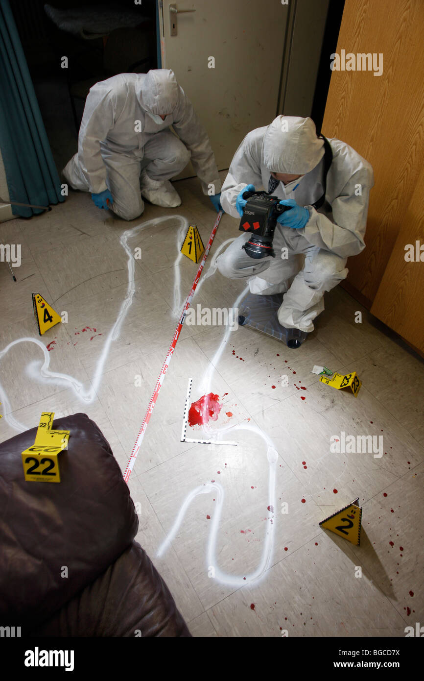 Crime Scene Investigation, forensic persone a un omicidio scena. Il lavoro di polizia, la conservazione di testimonianze. Foto Stock