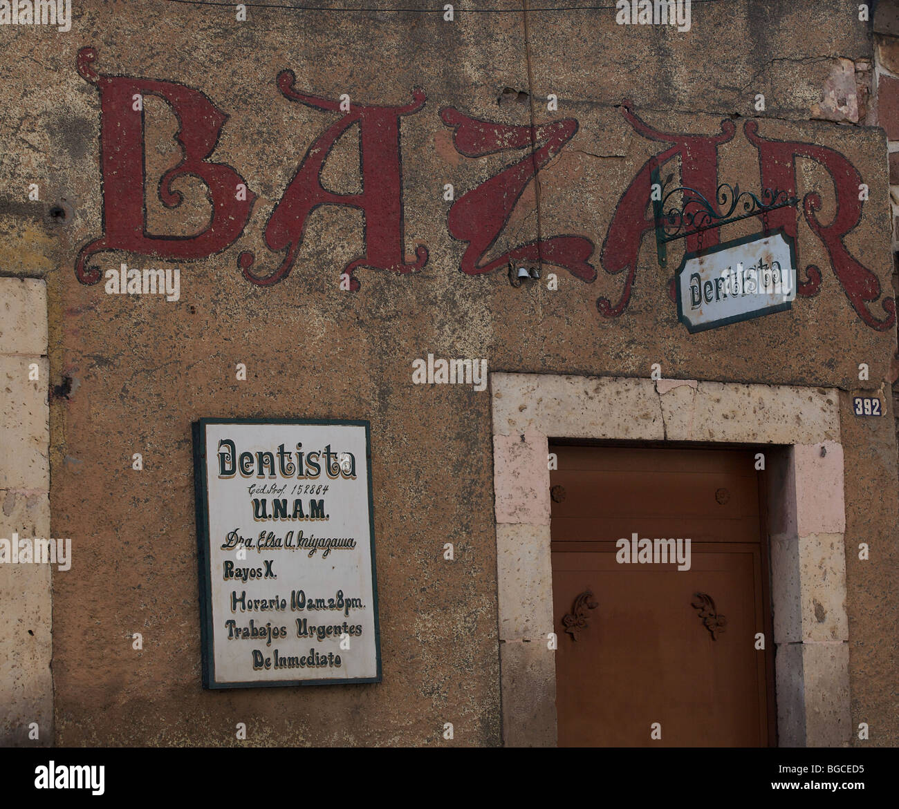 Studio dentista segni in spagnolo su un vecchio Bazar edificio nel centro di highland city di Morelia, stato di Michoacan Messico Foto Stock