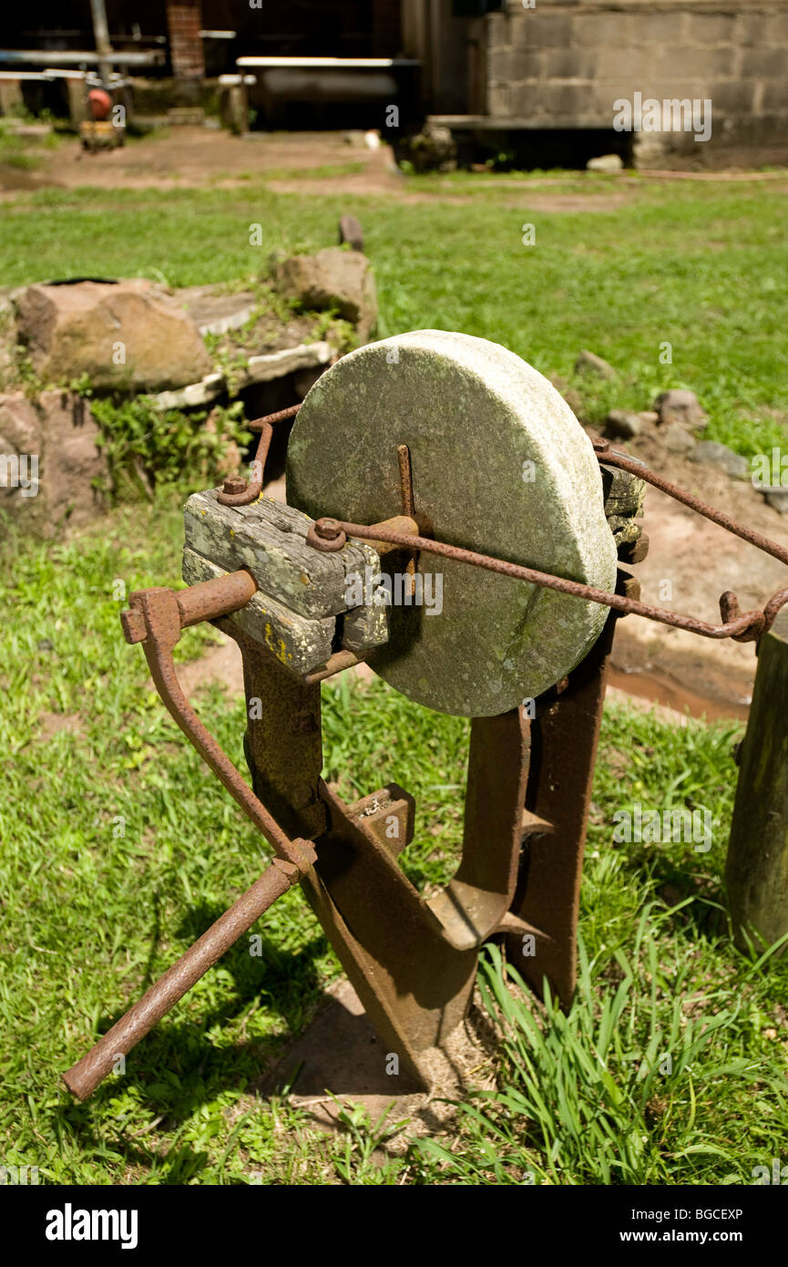Antiquariato whett affilatura pietra, campi nei pressi del Marianhill monastero. Mille colline, Durban, Sud Africa Foto Stock