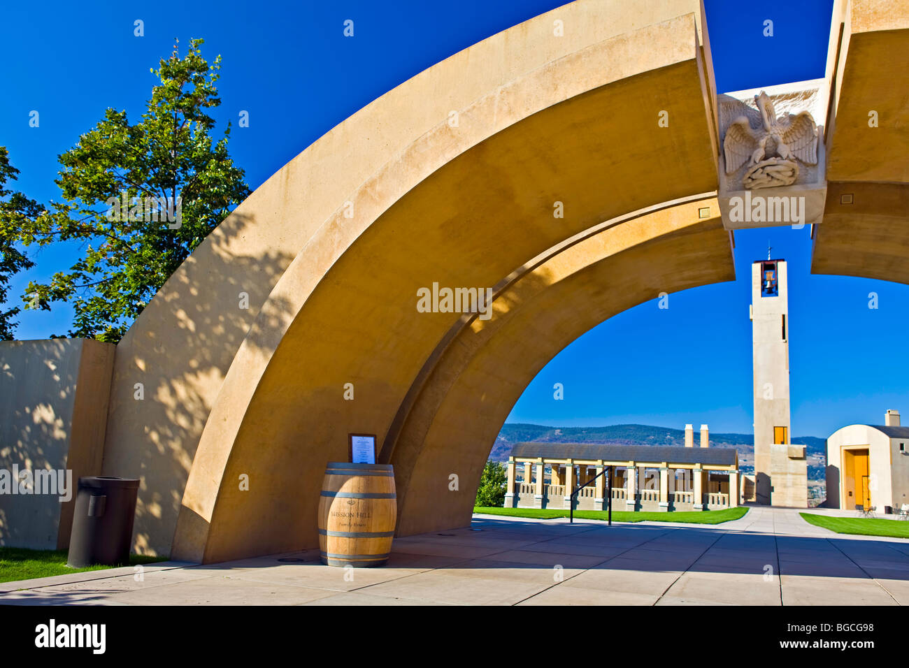 Archi e keystone presso l'ingresso alla missione della famiglia Hill cantina immobiliare, Westbank, West Kelowna, Kelowna, Okanagan, British col Foto Stock
