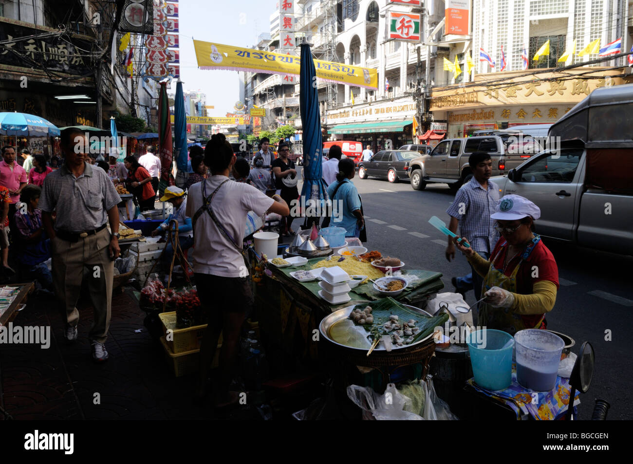 Tailandia Bangkok; Chinatown; Scena di strada con il cibo in stallo Foto Stock