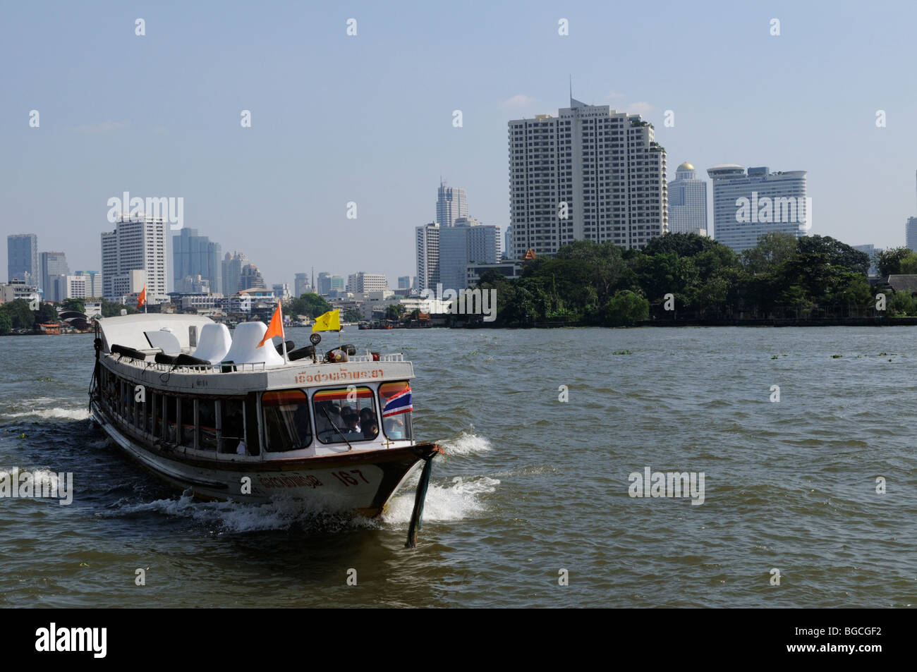 Tailandia Bangkok; un fiume Chao Phraya Express barca si avvicina Ratchawongse Pier Foto Stock