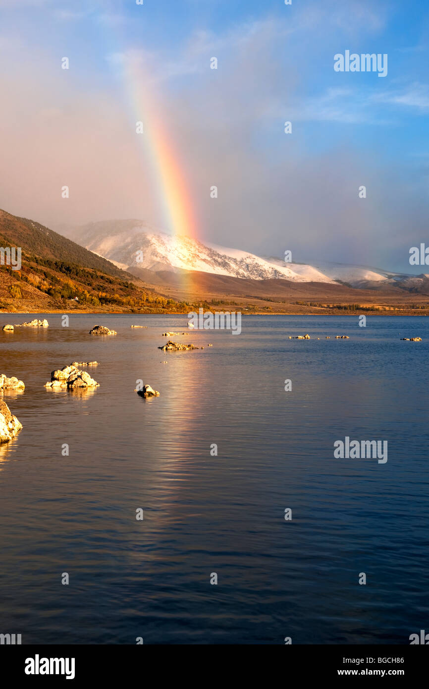 Mattina forme arcobaleno nel corso della California Lago Mono e la catena montuosa della Sierra. Foto Stock