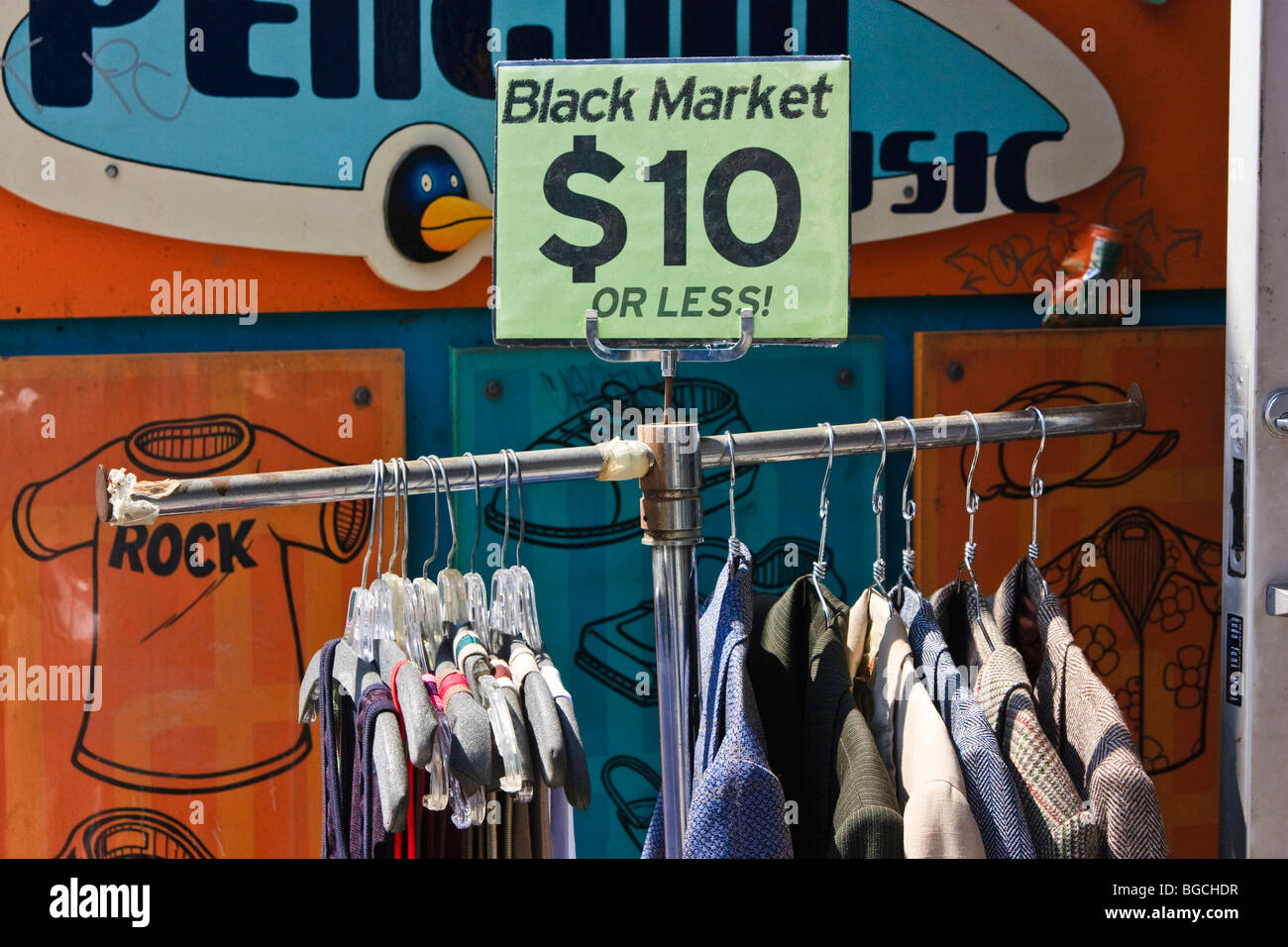 I vestiti su una cremagliera con $10 o meno il prezzo tag. "Mercato Nero" shop a Toronto in Canada. Foto Stock