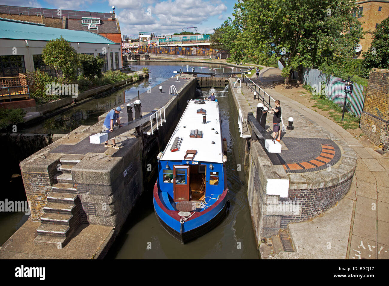 Barge passando attraverso il Camden Lock, Regents Canal, Londra, Inghilterra Foto Stock