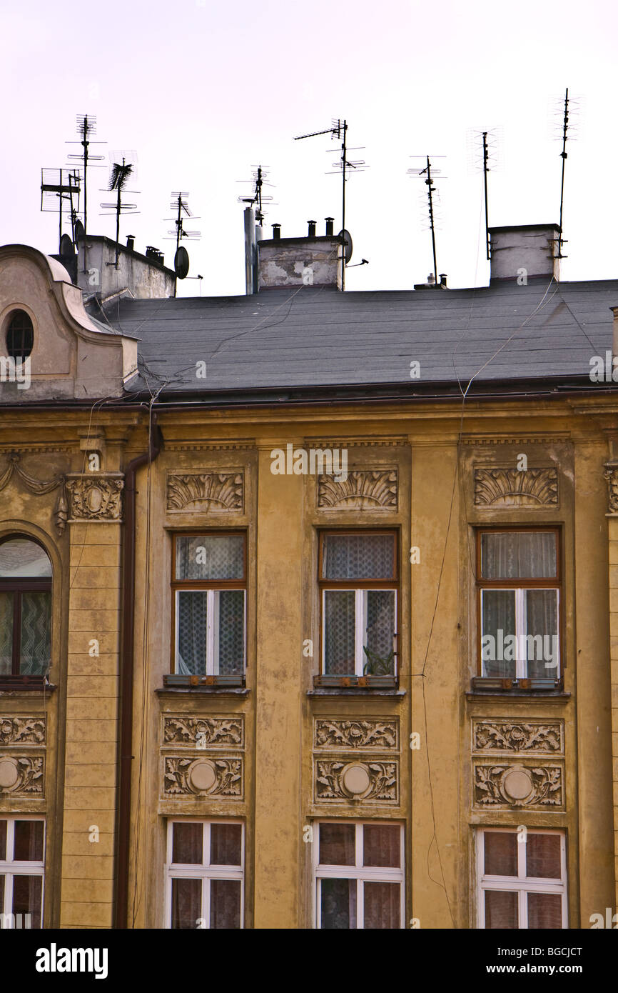 Incongruo pasticcio di antenne TV e parabole satellitari sui tetti di allestita edifici del quartiere di Wawel di Cracovia Foto Stock
