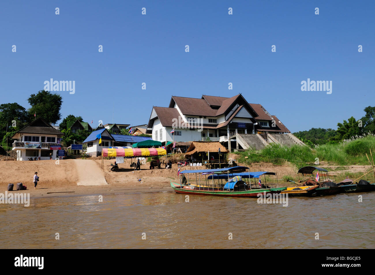 Tailandia Chiang Khong; la Thailandia - Laos valico di frontiera dal fiume Mekong Foto Stock