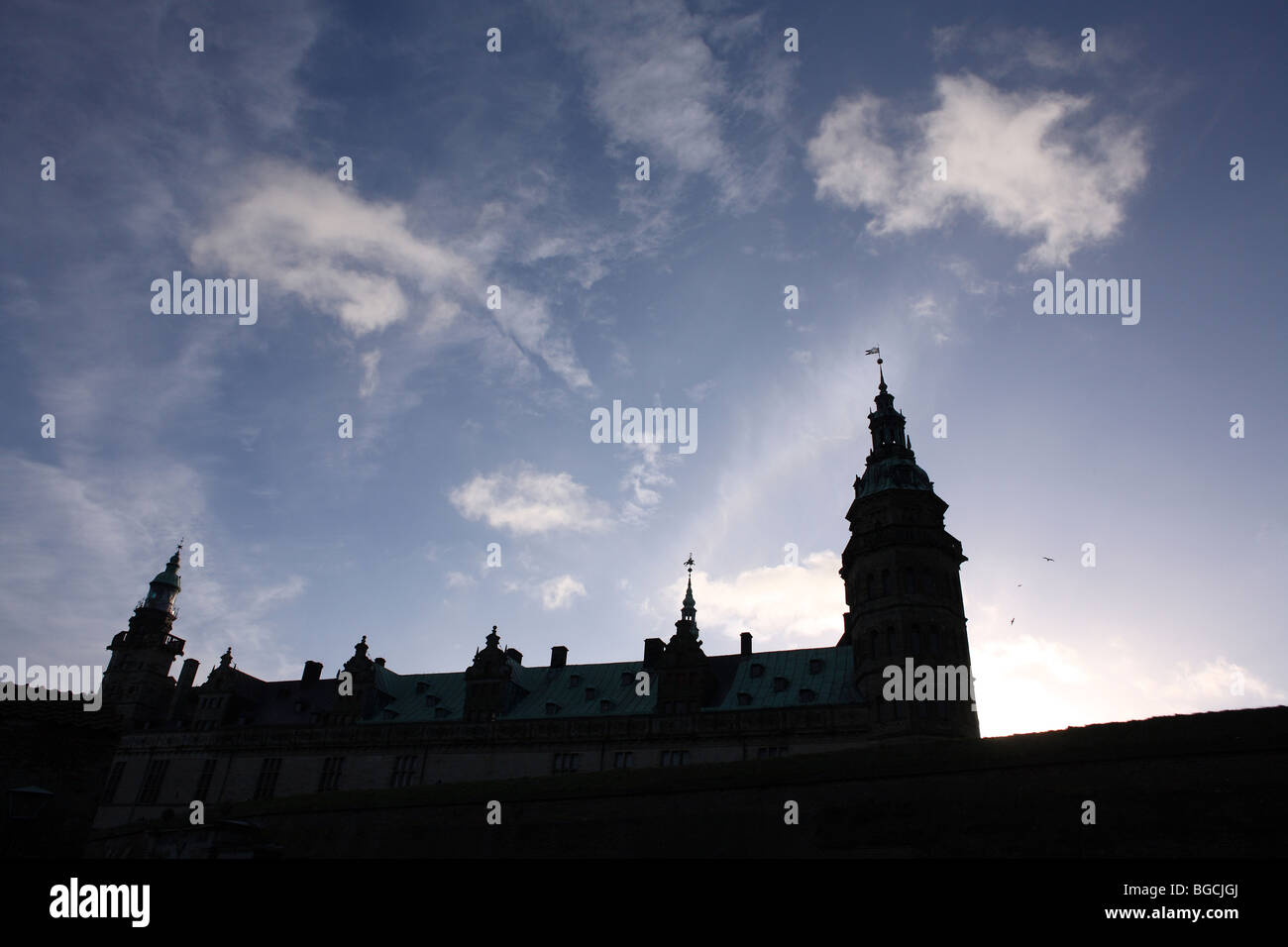 Silhouette del Castello Kronborg a Helsingør (in inglese noto anche come Elsinore) sull'isola di Zealand in Danimarca Foto Stock