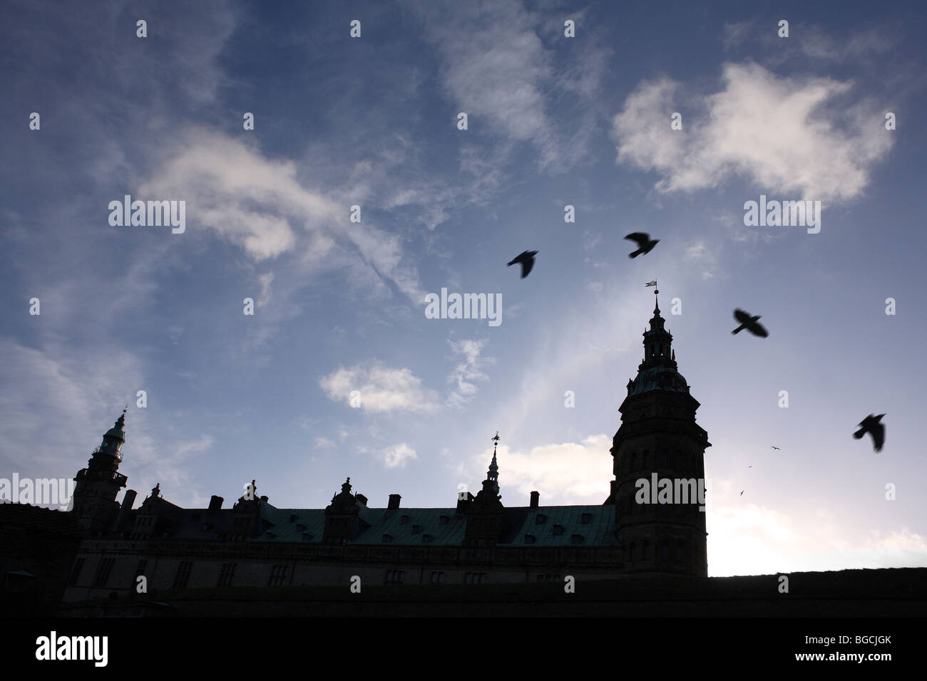 Silhouette del Castello Kronborg a Helsingør (in inglese noto anche come Elsinore) sull'isola di Zealand in Danimarca Foto Stock