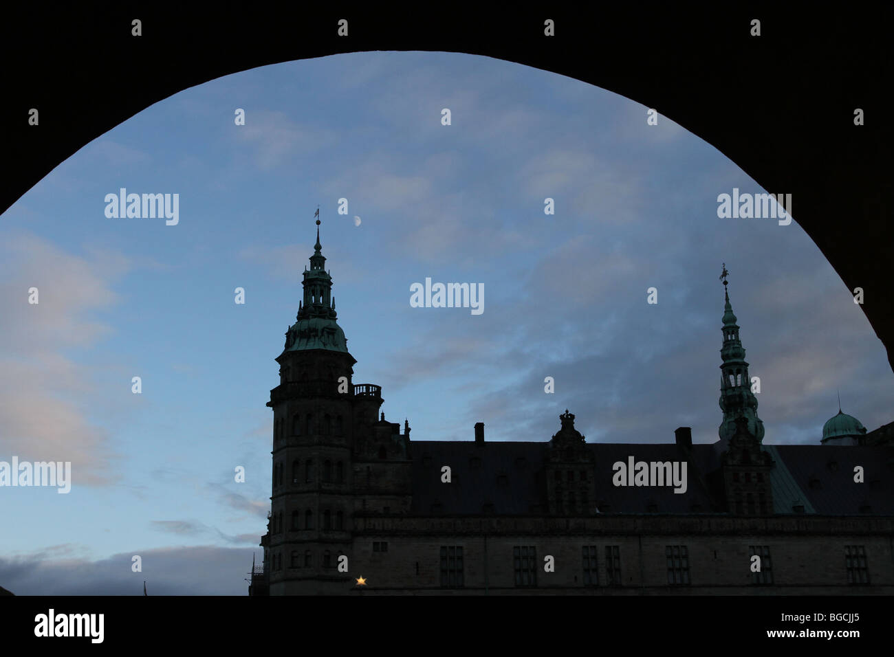Silhouette del Castello Kronborg a Helsingør (in inglese noto anche come Elsinore) sull'isola di Zealand in Danimarca Foto Stock