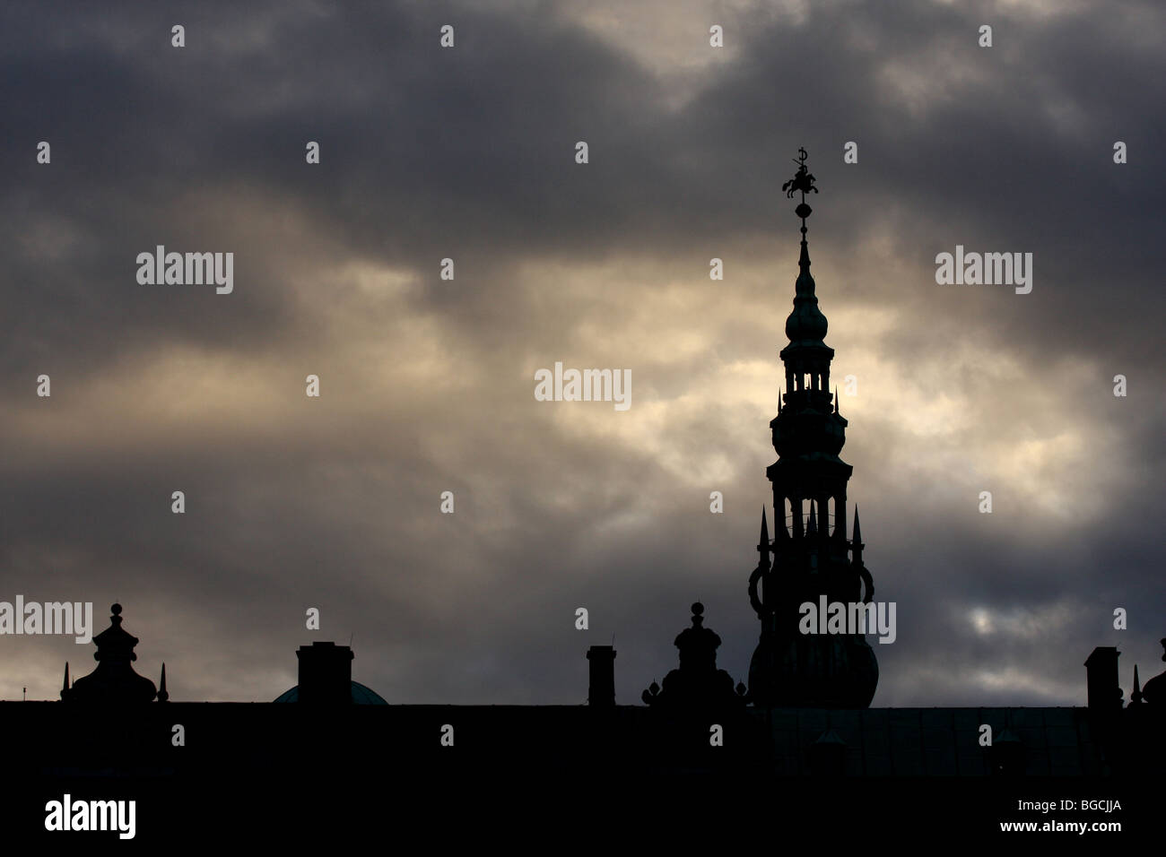 Silhouette del Castello Kronborg a Helsingør (in inglese noto anche come Elsinore) sull'isola di Zealand in Danimarca Foto Stock