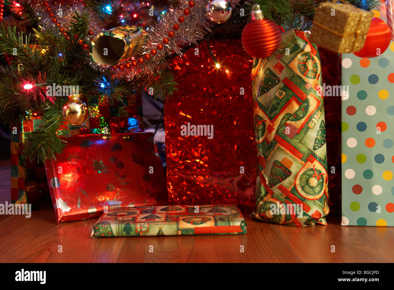 Regali di Natale al di sotto dell albero di Natale A Natale nel Regno Unito Foto Stock