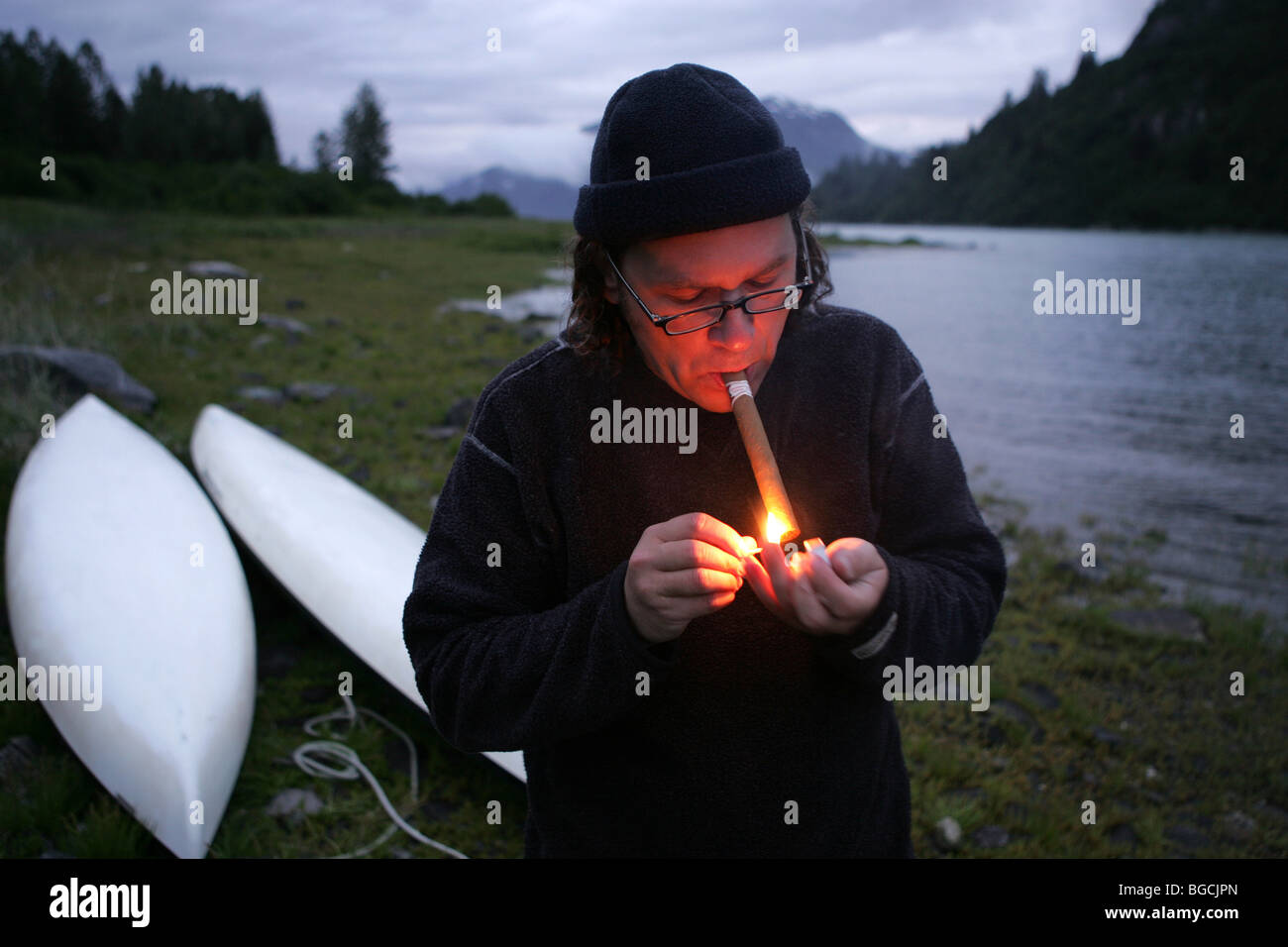 Fumatori contro le zanzare. Tour in kayak nel Parco Nazionale di Glacier Bay, Alaska, Stati Uniti d'America. Foto Stock