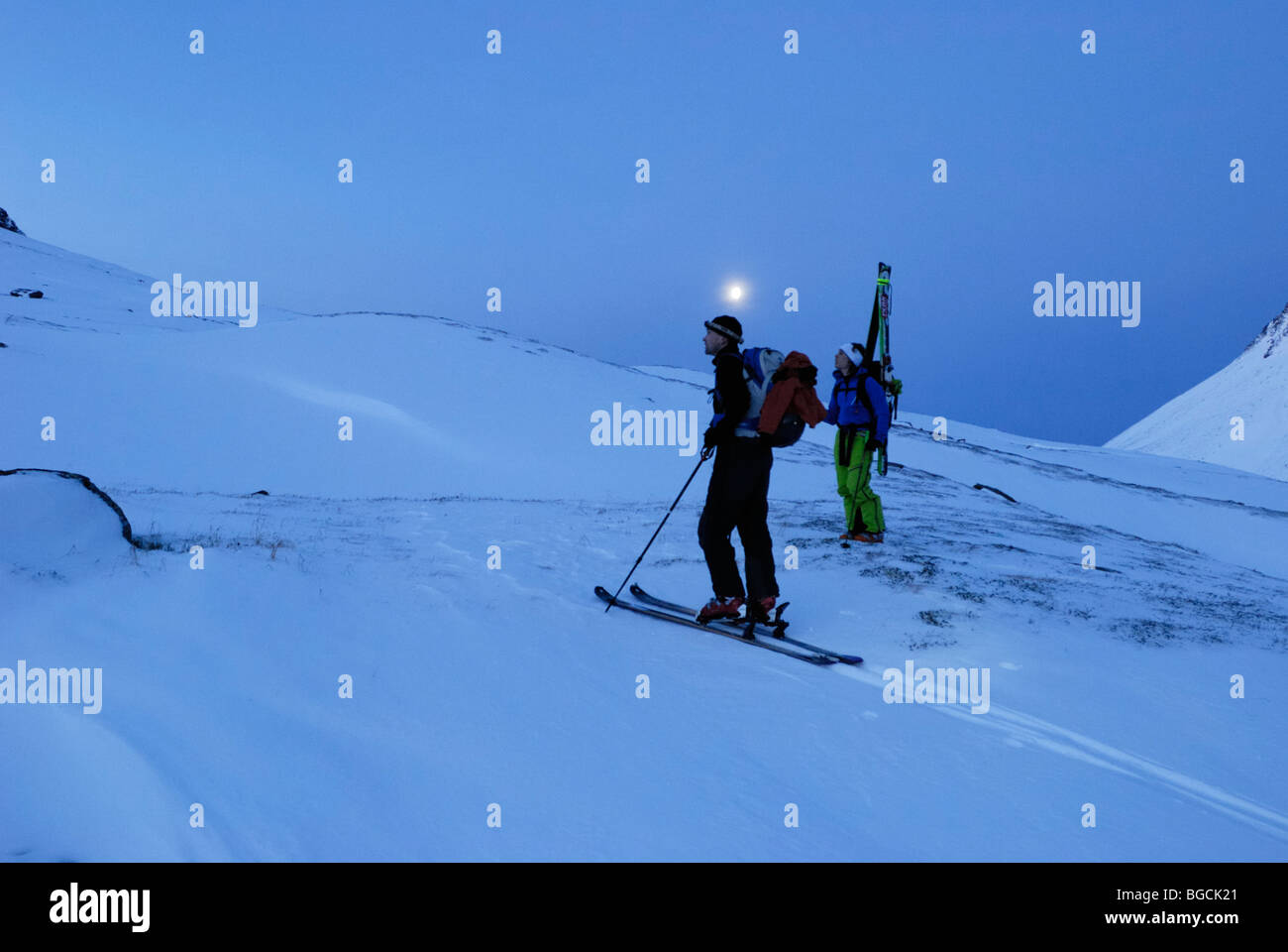 Gli sciatori in chiaro di luna blu sereno paesaggio, Andersdalstinden, Tromsoe, Norvegia artica Foto Stock