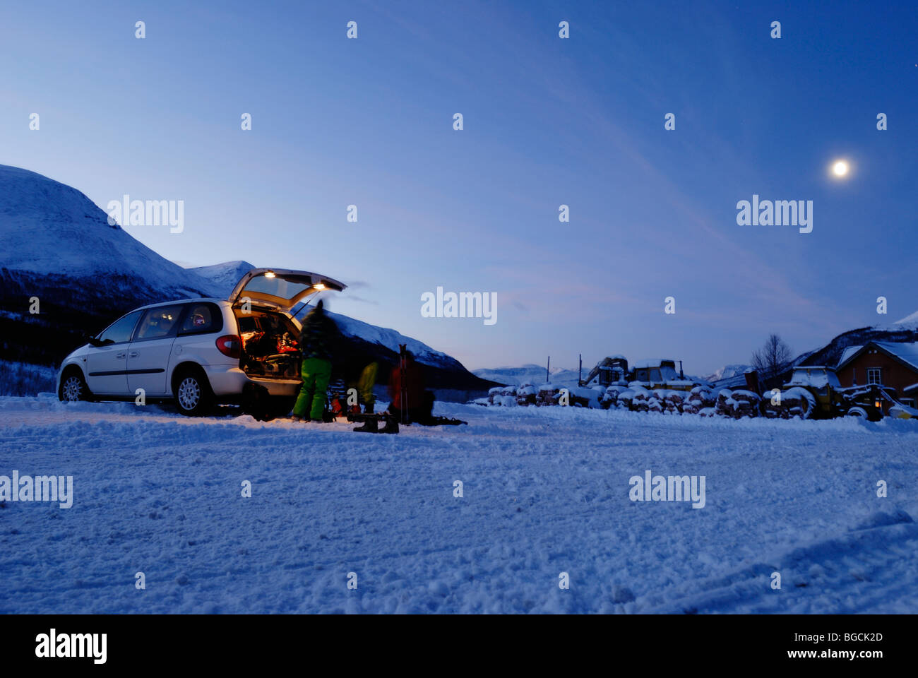 Gli sciatori in dintorni di luna auto disimballaggio e preparazione per una giornata in montagna, Tamokdalen, arctic Norvegia Foto Stock