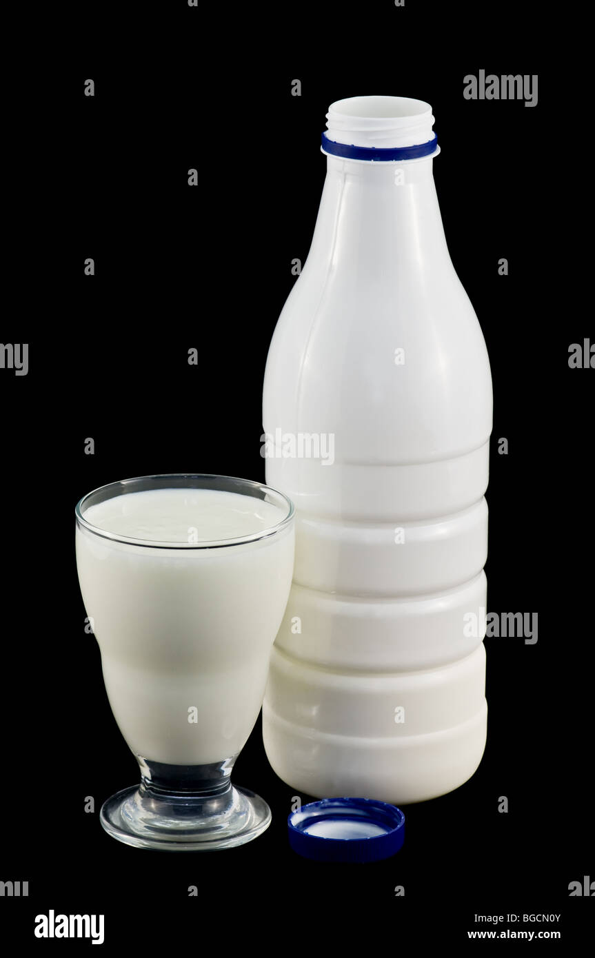 Bottiglia di latte isolate su nero Foto Stock