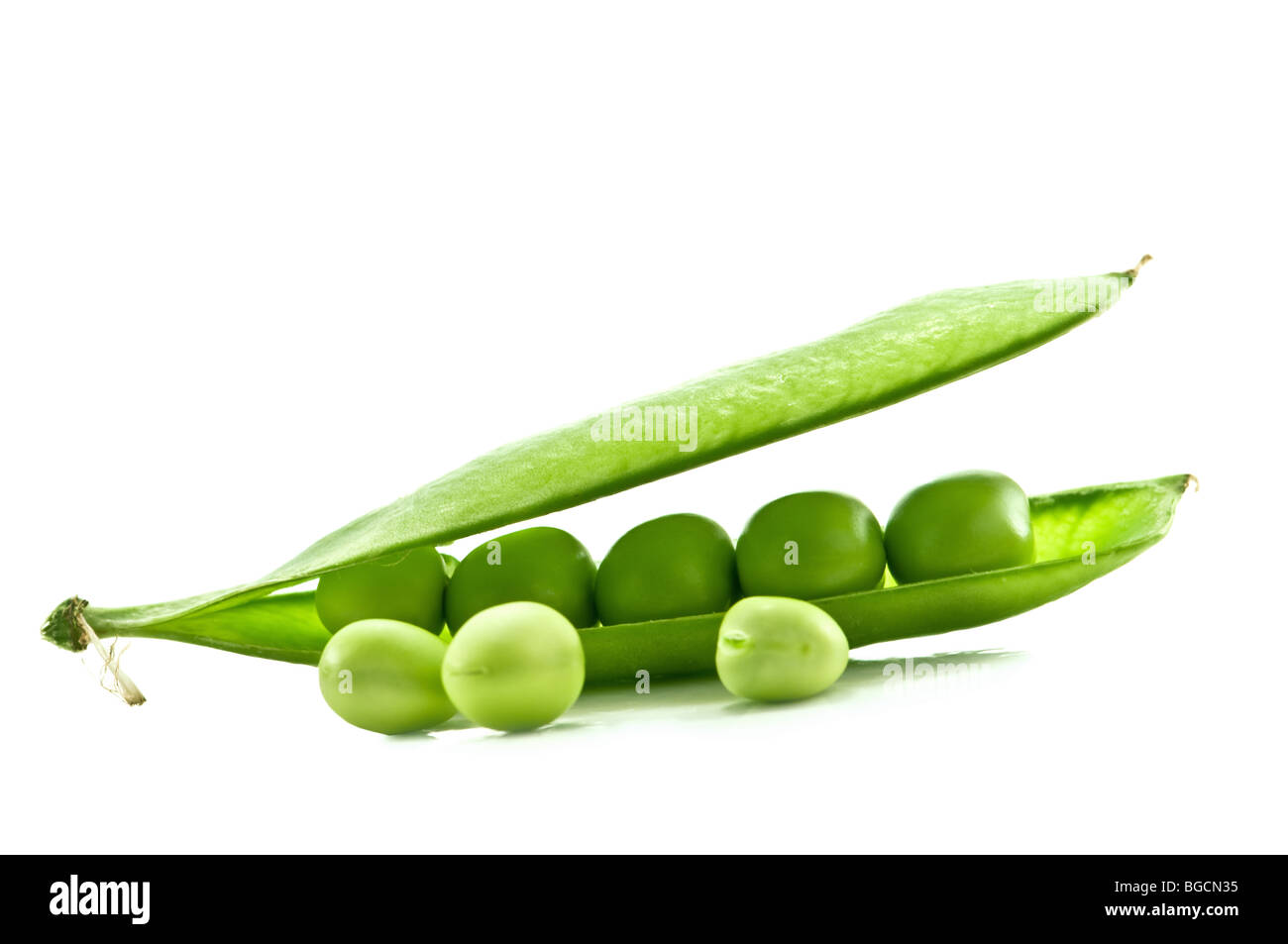 Pisello verde isolato su bianco Foto Stock