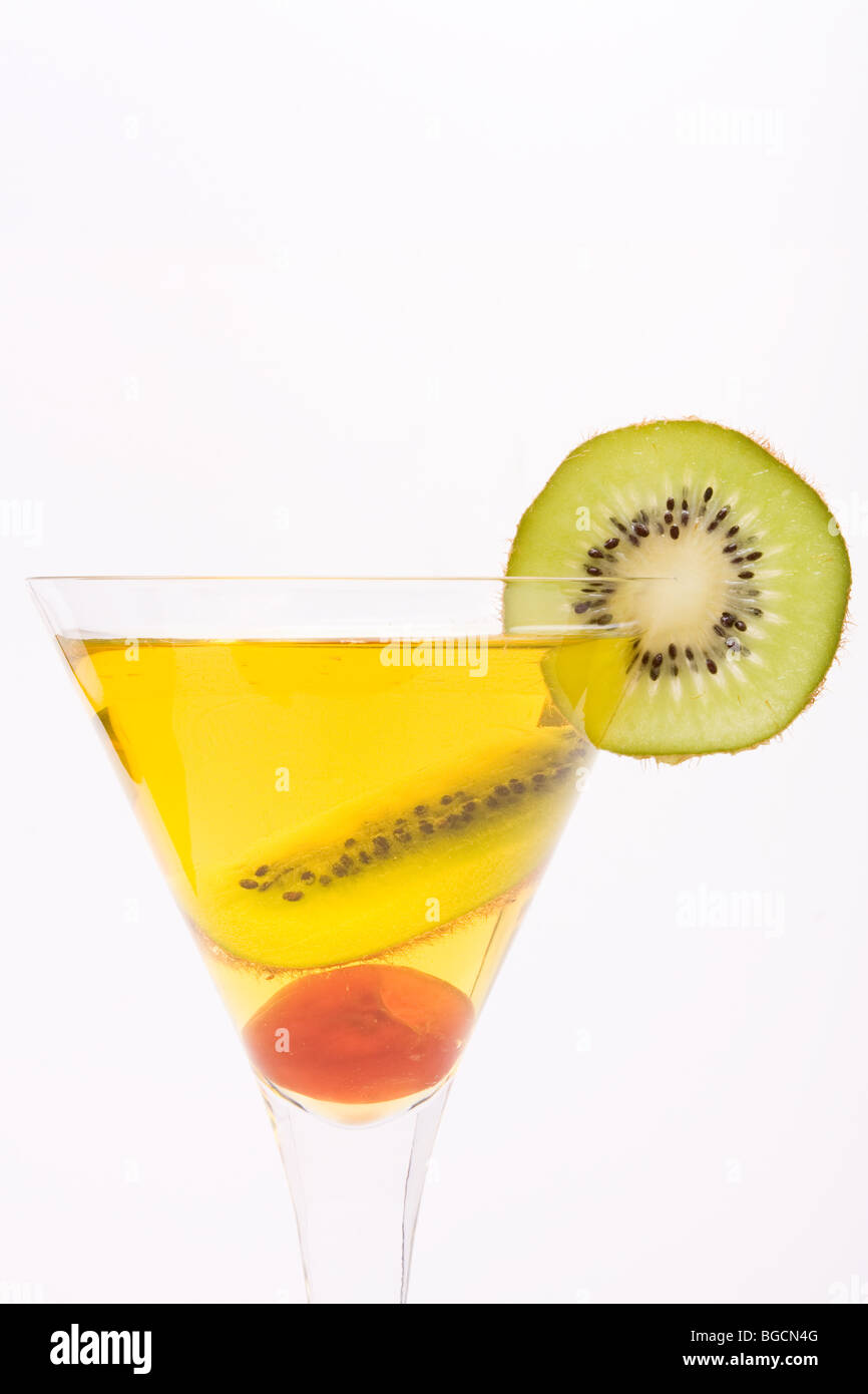 Cocktail di frutta mista di kiwi, ciliegia e succo di limone isolata contro uno sfondo bianco. Foto Stock