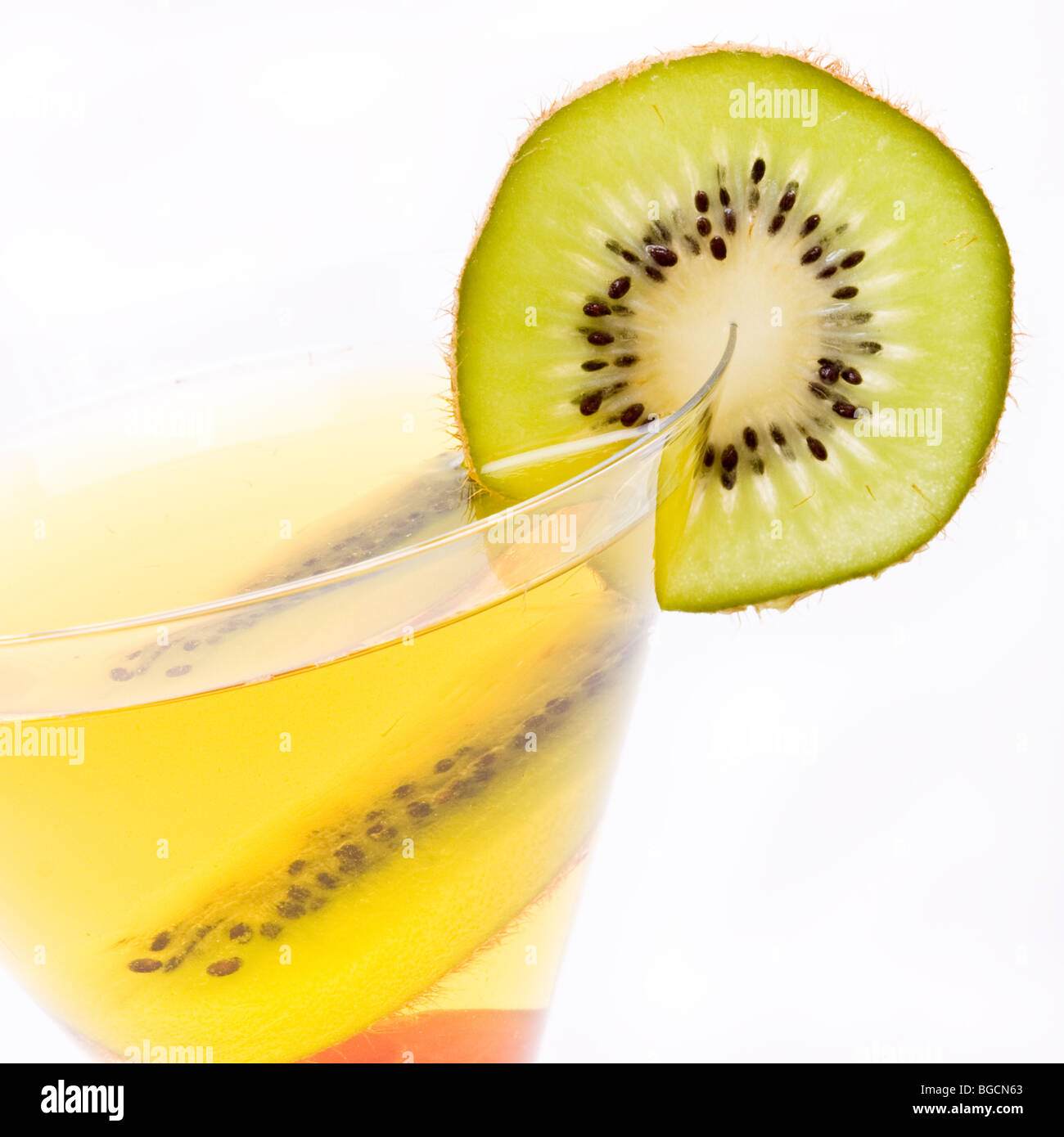 Cocktail di frutta mista di kiwi, ciliegia e succo di limone isolata contro uno sfondo bianco. Foto Stock
