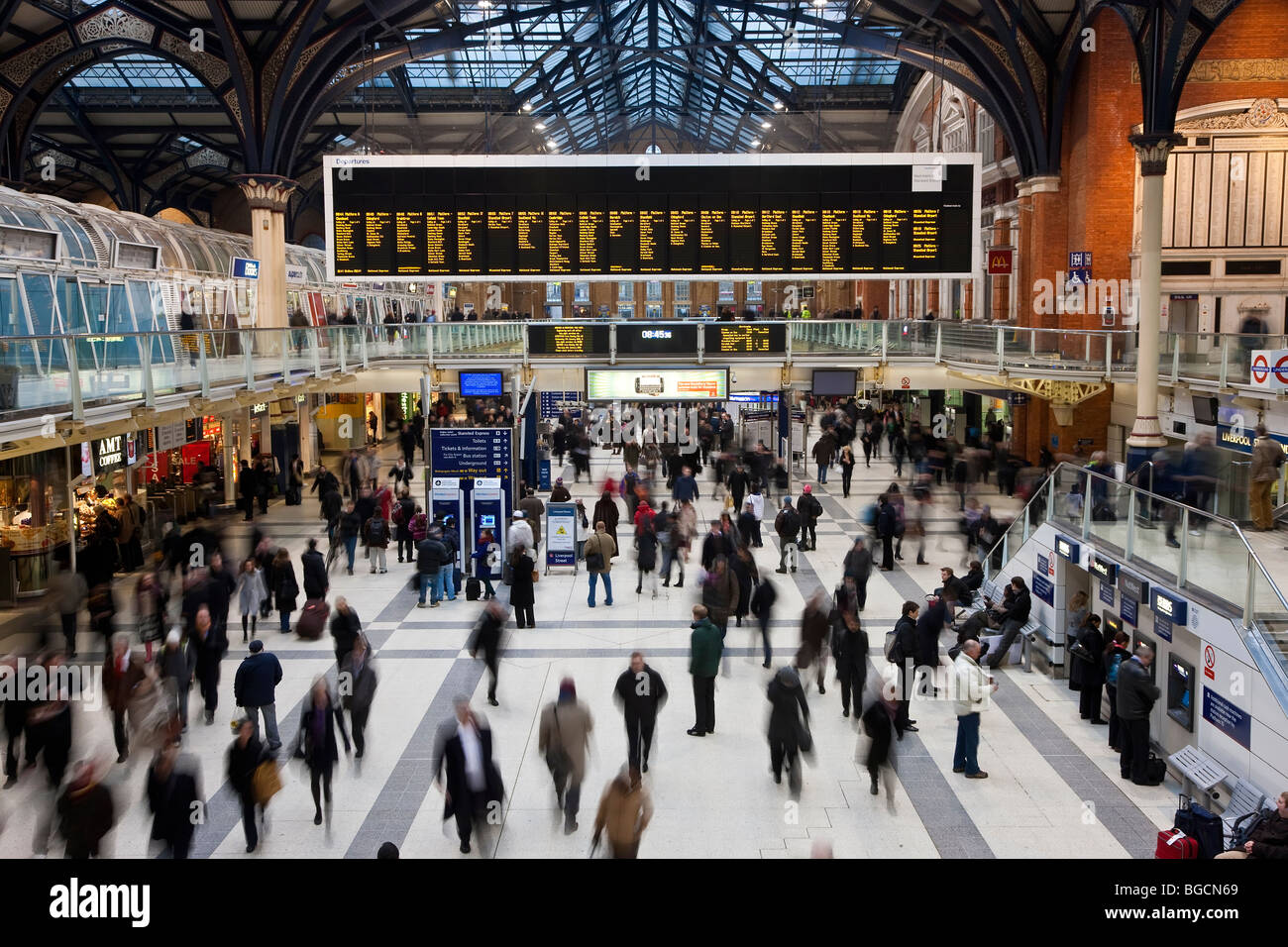 Liverpool Street Stazione ferroviaria presso il Morning Rush Hour, London, Regno Unito Foto Stock