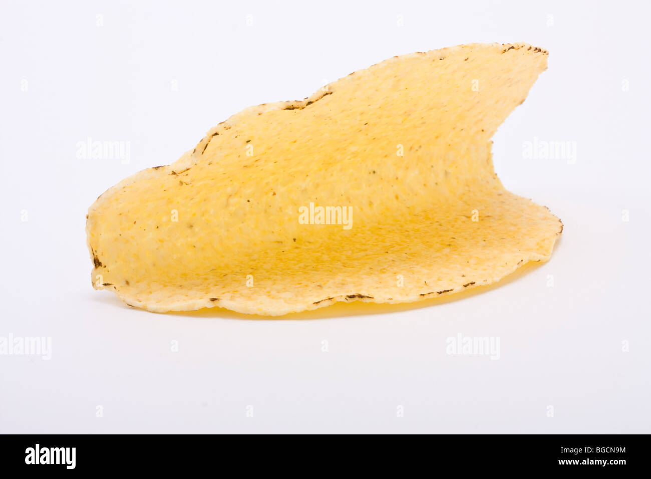 Svuotare Taco shell isolata contro uno sfondo bianco. Foto Stock