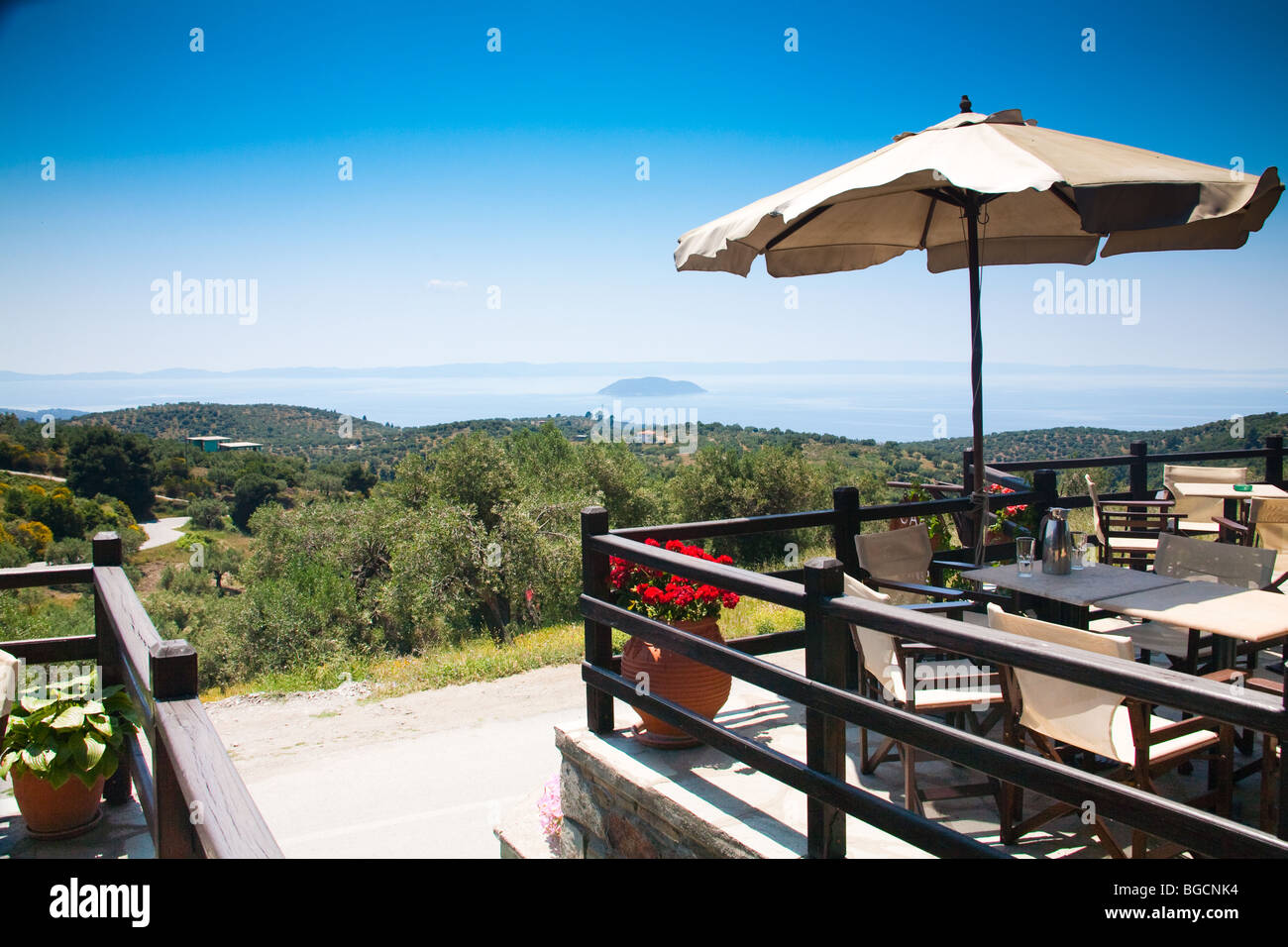 Il punto di vista di una taverna di collina nel villaggio di Parthenonas, penisola di Sithonia, Grecia in estate. Foto Stock