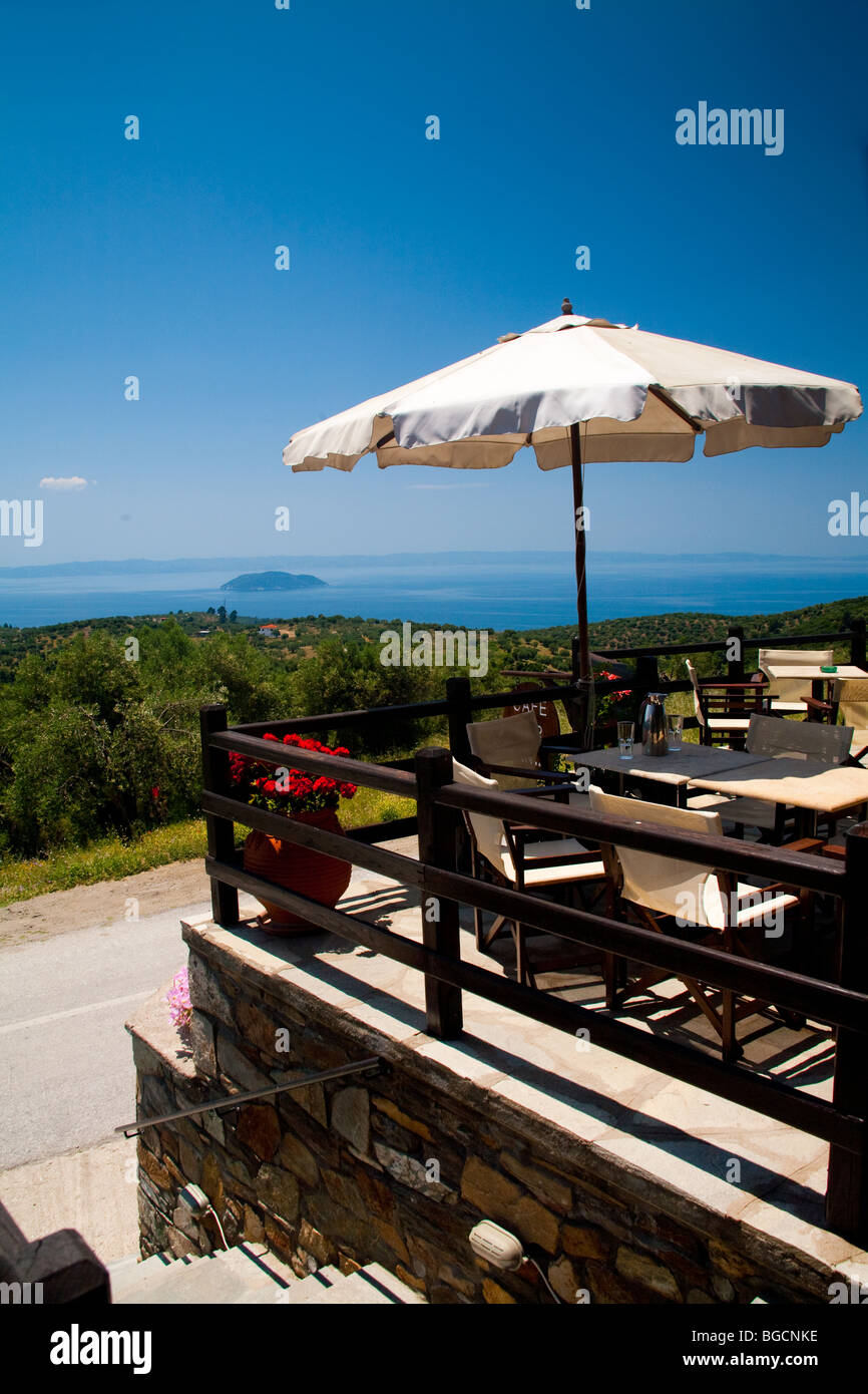 Il punto di vista di una taverna di collina nel villaggio di Parthenonas, penisola di Sithonia, Grecia in estate. Foto Stock