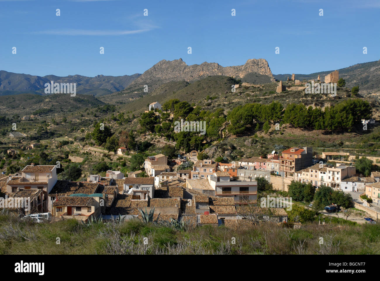 Borgo e castello in rovina di Relleu, Provincia di Alicante, Comunidad Valenciana, Spagna Foto Stock