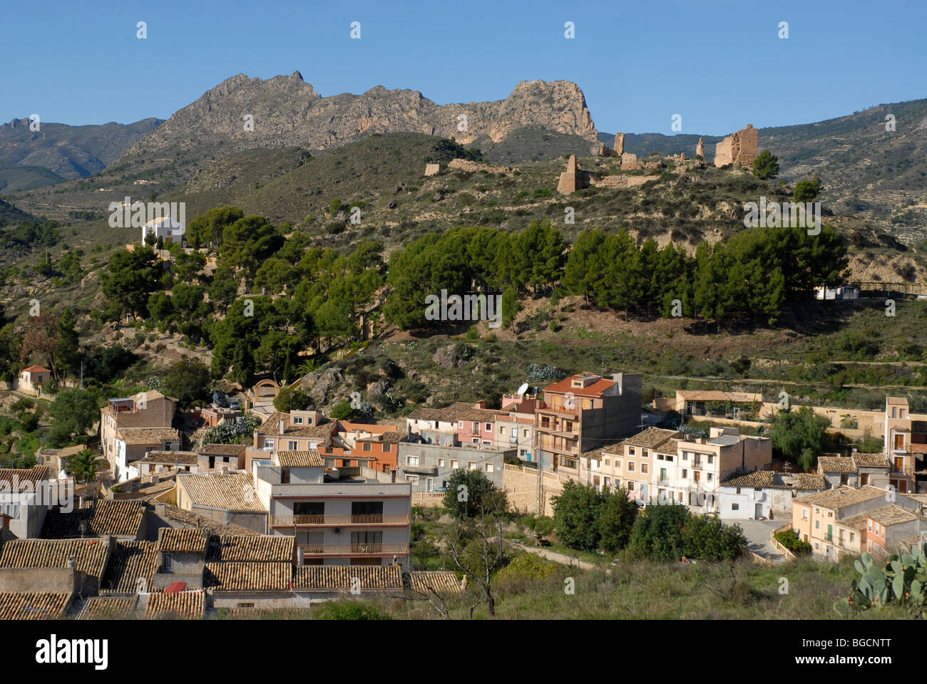 Borgo e castello in rovina di Relleu, Provincia di Alicante, Comunidad Valenciana, Spagna Foto Stock
