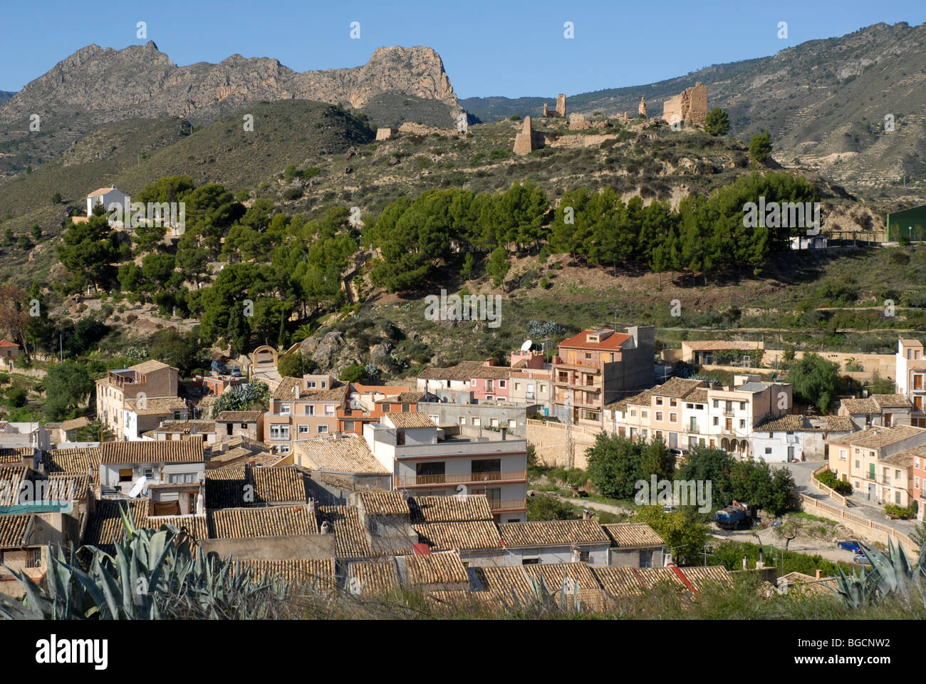 Vista sul borgo al castello in rovina sulla collina ,Relleu, Provincia di Alicante, Comunidad Valenciana, Spagna Foto Stock
