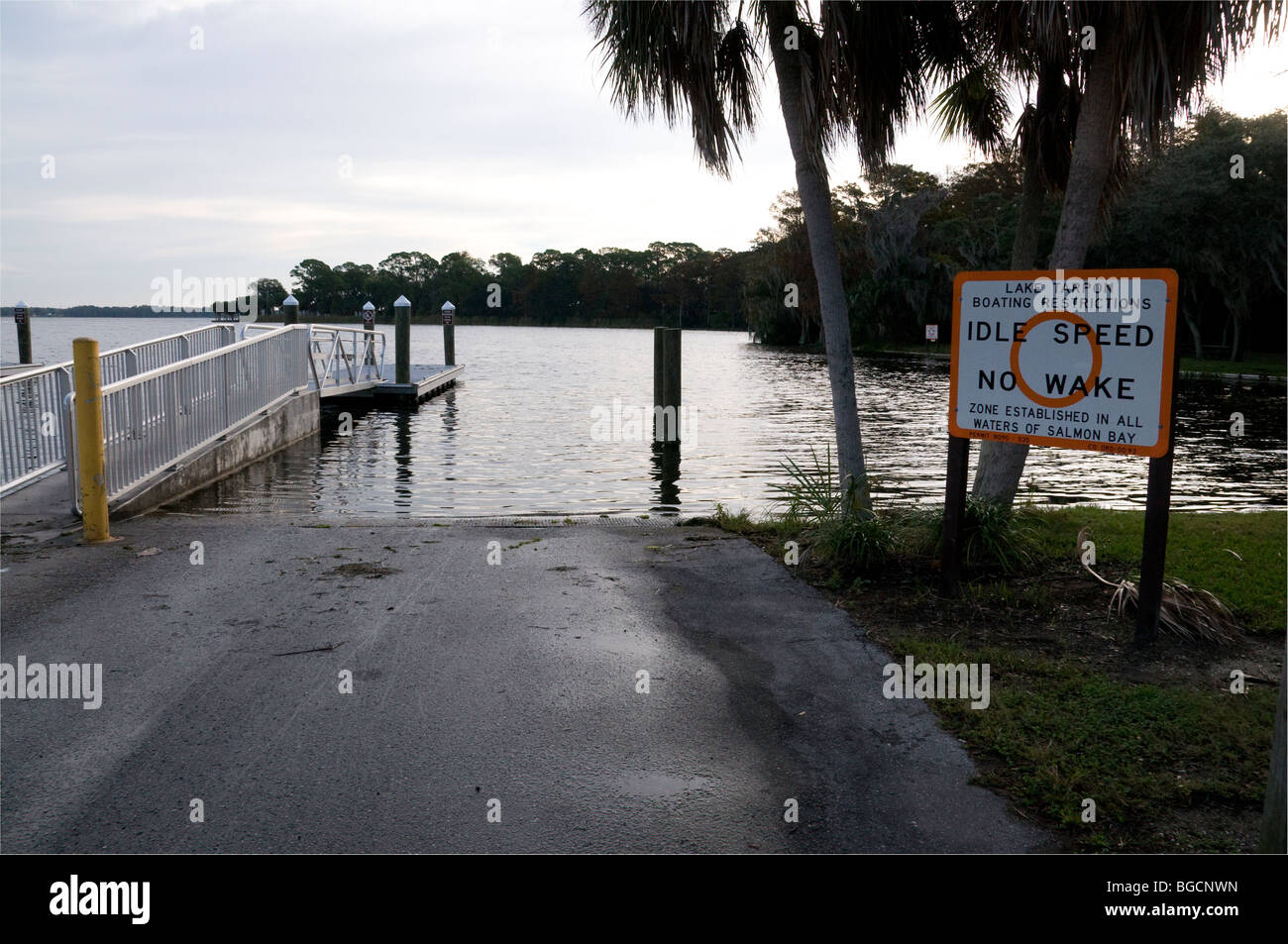 Questa è una delle due rampe di lancio a Anderson parco sul lago Tarpon in Tarpon Springs Florida US Highway 19. Foto Stock