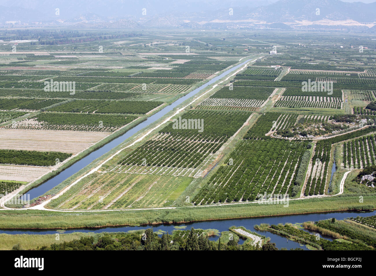 Veduta aerea del drenaggio suolo agricolo e i canali di irrigazione in Neratva estuario del fiume Foto Stock