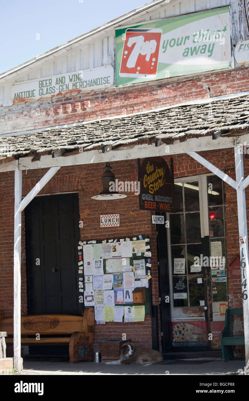 Paese vecchio store nella Pedemontana villaggio di Vulcano, la contea di Amador, California, USA, America del Nord. Foto Stock