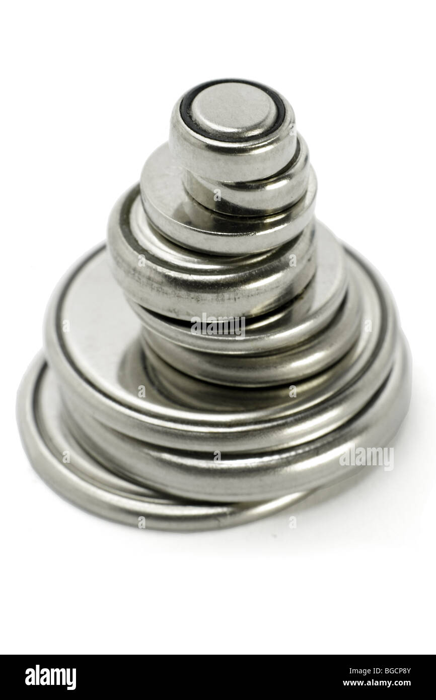 Pacco di batterie al litio di varie dimensioni su sfondo bianco Foto Stock