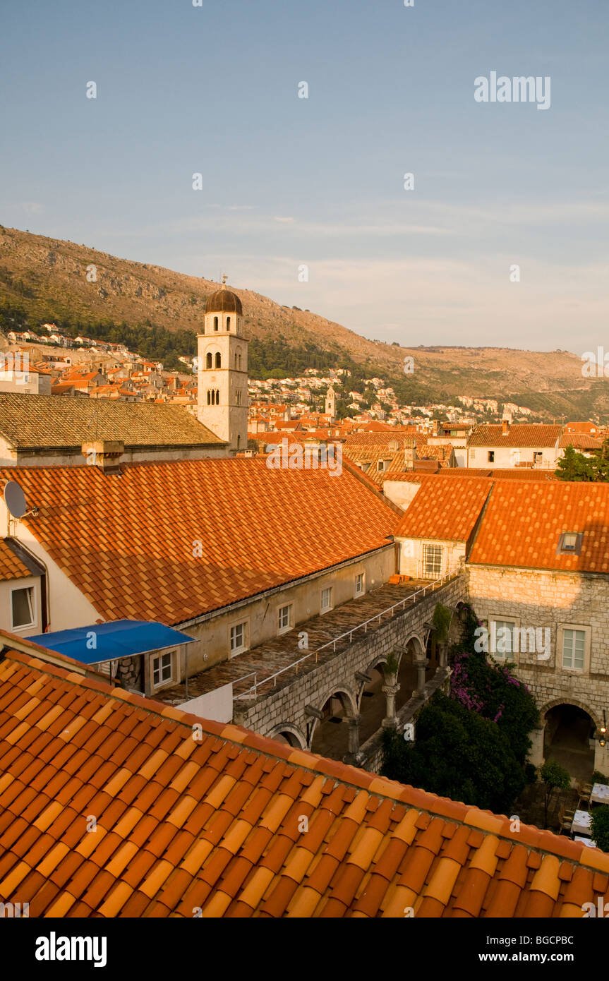 Che si affaccia sui tetti di colore arancione Dubrovnik , Croazia Foto Stock