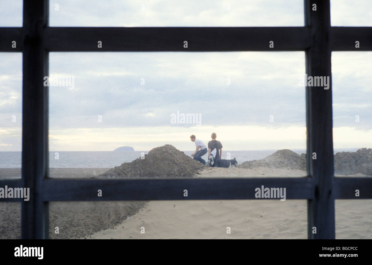 Ragazzi giocando sulla spiaggia Weston Super Mare Somerset REGNO UNITO Foto Stock