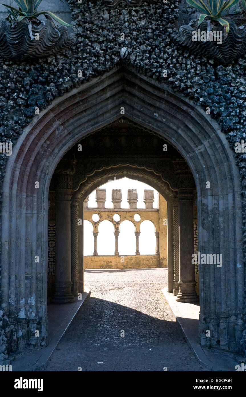 Archway entro le mura del Palazzo Pena, Sintra Portogallo Foto Stock