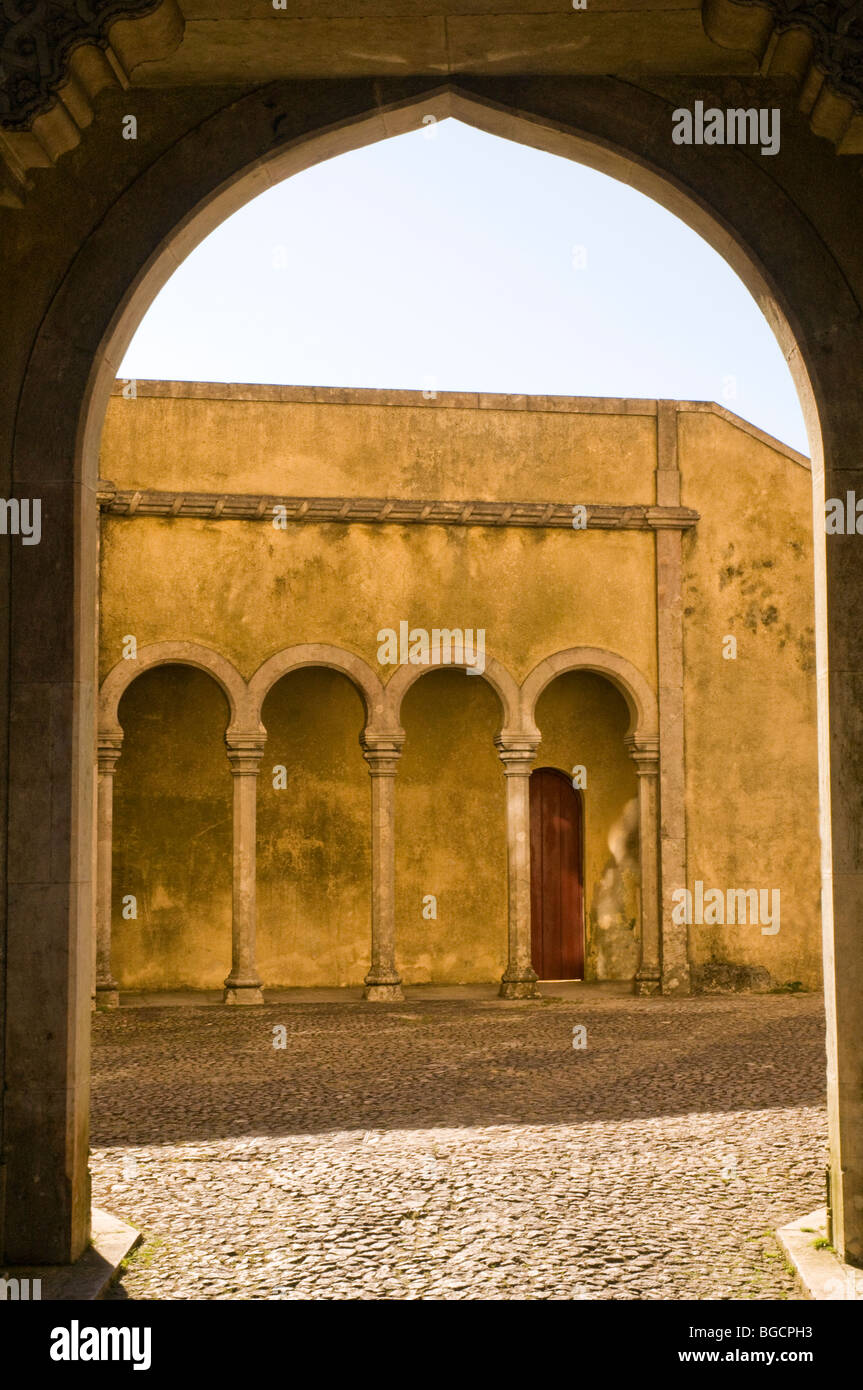 Archway entro la pena Palace, Sintra Portogallo Foto Stock