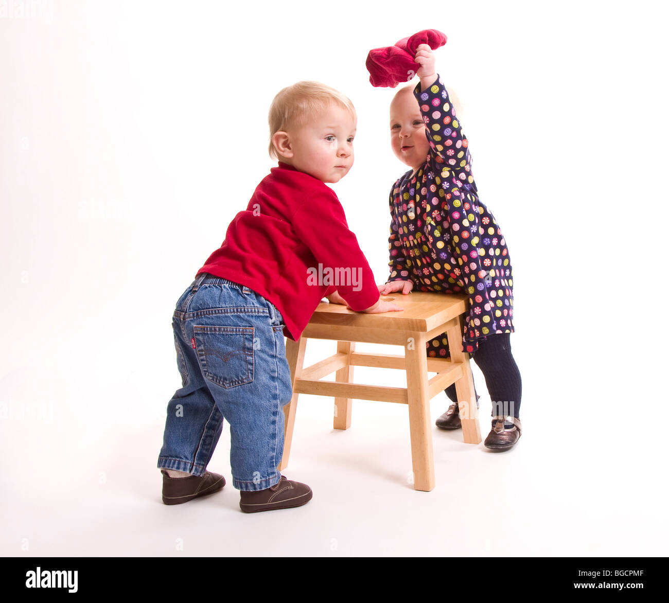 1 anno di età gemelli divertendosi isolato su bianco Foto Stock